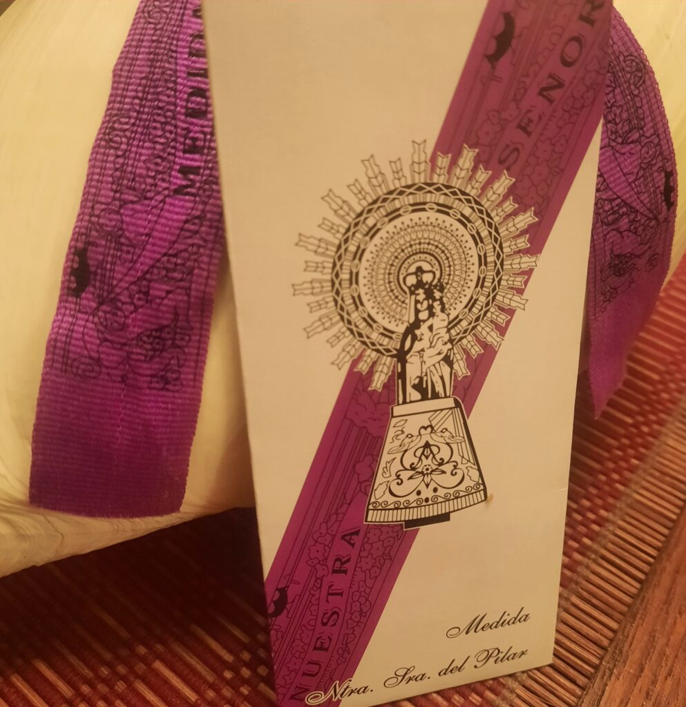 Caballeros de Nuestra Señora del Pilar de Zaragoza - Las Medidas de la  Virgen del Pilar. Es una cinta de seda de 40 x 2,5 centímetros, equivalente  a la altura de la